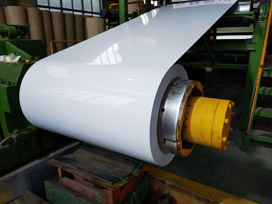 Aleación de aluminio 3105 de color blanco de espesor de 26 calibres pintura PE bobina de aluminio pre-pintada utilizada para la fabricación de canaletas de aluminio