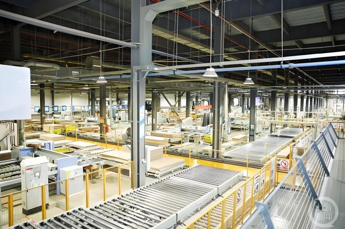 últimas noticias de la compañía sobre Aplicaciones y tendencias de desarrollo futuro de bobinas de aluminio recubiertas de colores en la fabricación de puertas de casas 1