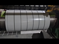 Proceso de corte de bandas de aluminio de color blanco