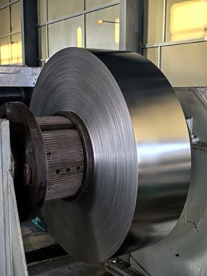 Bobina de lámina de aluminio prelacada de 0,09 mm de espesor y 45 mm de ancho para la fabricación de cinta de ventilación de cumbrera enrollable