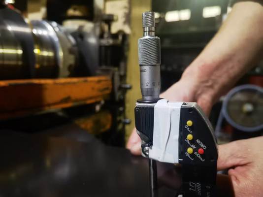 bobina prepintada anchura gruesa del papel de aluminio de 0.11m m 110m m para la fabricación enrollable de la cinta de ventilación de Ridge