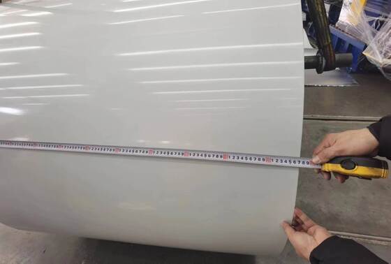 Tira de aluminio revestida de color blanco de ambos lados Ral 9010 en bobina 3105 H24 para canalones de producción o fabricación de bajantes